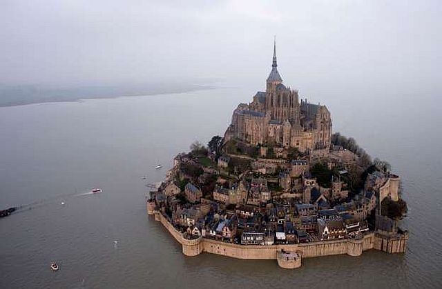 High tide submerges a narrow causeway leading to the Mont Saint-Michel on France's northern coast in this March 21, 2015 photo. (AP PHOTO)
