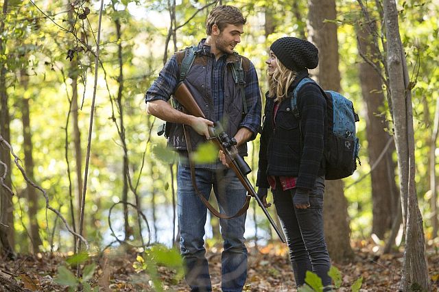  CHLOE Grace  Moretz  and Alex Roe topbill “The 5th Wave”