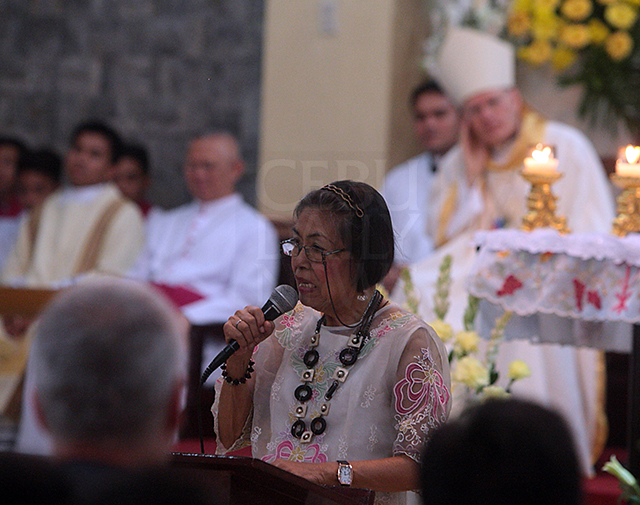 Cancer survivor Marietta Ebo (with microphone) shares how her faith healed her during the faith sharing between parishioners of San Roque Parish in Mambaling and IEC delegates. (CDN PHOTO/TONEE DESPOJO)