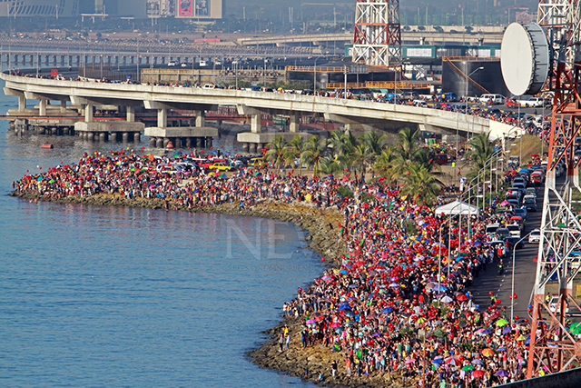 Thousands of devotees wait along the coastline, including the South Road Properties Plaza in Cebu City, just to greet the "galleon" carrying the imahe of the Holy Child . (CDN PHOTO/LITO TECSON)