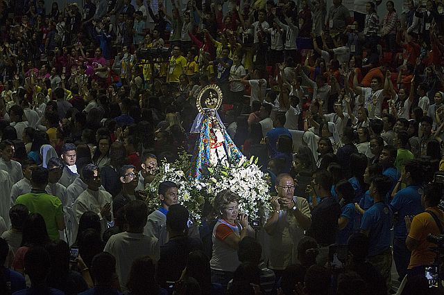 ABIDING FAITH. Several faithful, including Lapu-Lapu City Mayor Paz Radaza, carry the image of the Virgen de Regla during the procession for the Youth Day celebration. (CDN PHOTO/TONEE DESPOJO)