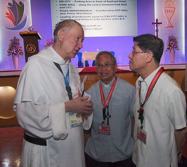 Fr. Timothy Radcliffe (left) speaks of hope as a Christian virtue during the IEC Theological Symposium at the auditorium of the Cebu Doctors' University. He later speaks with Cardinal Orlando B. Quevedo, archbishop of Cotabato and Manila Archbishop Luis Antonio Tagle. (CDN PHOTO/CHRISTIAN MANINGO)