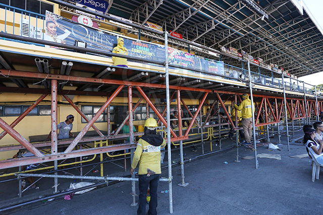 Construction workers rush to complete a three-meter extension of the grandstand at the Cebu City Sports Complex to accommodate the judges, VIPs and paying guests during the Sinulog Grand Parade on January 17/ (CDN PHOTO/JUNJIE MENDOZA)