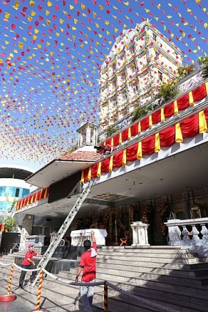 PREPARING THE PELGRIM ALTAR/JAN. 6, 2016: Workers put up Red and yellow color drepings surrounding the Sto Niño Pelgrim center in preparation for the 1st novena mass after the "Walk with Jesus" in connection with the Sto Niño fiesta celebration.(CDN PHOTO/JUNJIE MENDOZA)