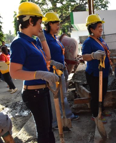 DSWD-Negros Island OIC Shalaine Marie Lucero (left), DSWD-7 regional director Ma. Evelyn Macapobre (center) and Social Welfare Secretary Corazon "Dinky" Soliman (right) lead the groundbreaking of the evacuation and crisis center in Amlan. (CONTRIBUTED)