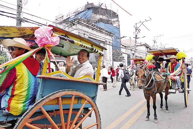 APEC delegates enjoy a ride in the tartanilla while touring around Cebu City.