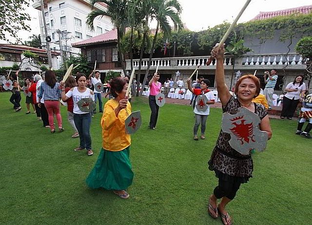 Carolina Diola leads the traditional Sinulog dance at the Casa Gorordo. (CDN FILE PHOTO)