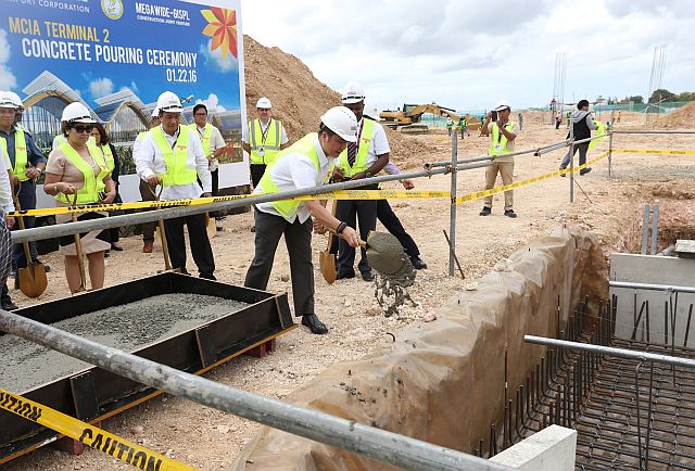 MCIA TERMINAL 2 POURING OF CONCRETE/JAN. 22, 2016: Department of Transportation and Communications, Secretary Joseph Emilio "Jun" Aguinaldo Abaya  (2nd from right) leds the ceremonial pouring of cement for the construction of the Terminal 2 of Mactan Cebu-International Airport at the former Benito Ebuen Airbase Terminal, waiting for their turns were Lapu Lapu City mayor Paz Radaza (left in dark glasses) Engr. Paul Villarete, MCIA general Manager and Andrew Acquaah-Harrison Chief Executive Advisor GMR-MEGAWIDE Cebu Airport.(CDN PHOTO/JUNJIE MENDOZA)
