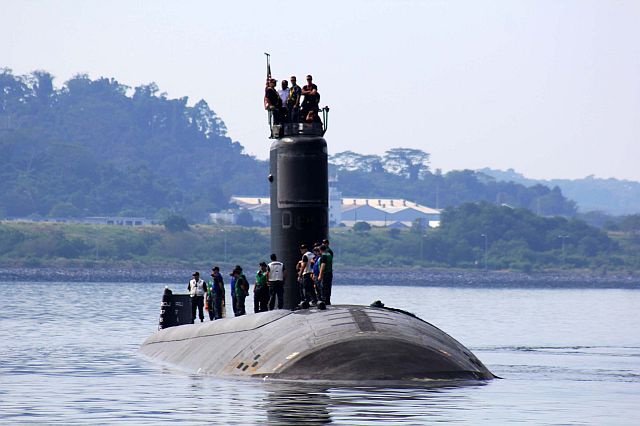 The USS Topeka, a Los Angeles-class attack submarine, docks at the Alava pier of Subic port in Zambales for a three-day port stop. (INQUIRER PHOTO)