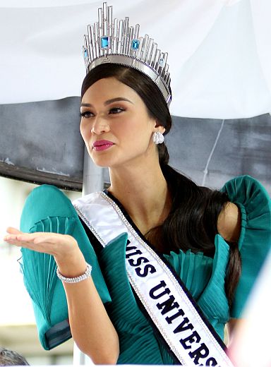 Miss Universe Pia Wurtzbach waves to the crowd during the grand homecoming parade outside the Sofitel in Pasay City. (INQUIRER PHOTO)