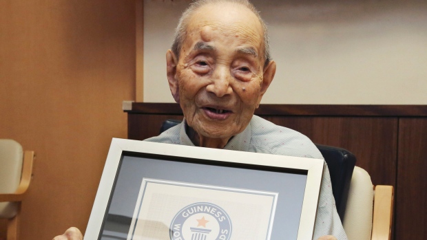 Yasutaro Koide, 112, holds the Guinness World Records certificate as he is formally recognized as the world’s oldest man in this Aug. 21, 2015 photo. (AP PHOTO)