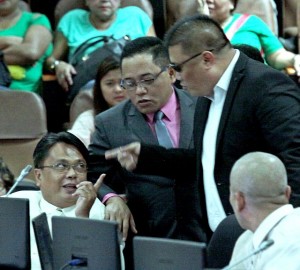 THE HEAT IS ON IN THE SESSION HALL/JAN. 6, 2016: Councilor Dave Tumulac (center) tries to come down councilors Geraldo Carillo (in dark glasses) and Alvin Arcilla as they angrely point each other as they engage in a heated arguement after the Rama allies blamed BOPK councilors for their failure to reach a quorum during last December 2015 especial sessions.(CDN PHOTO/JUNJIE MENDOZA)
