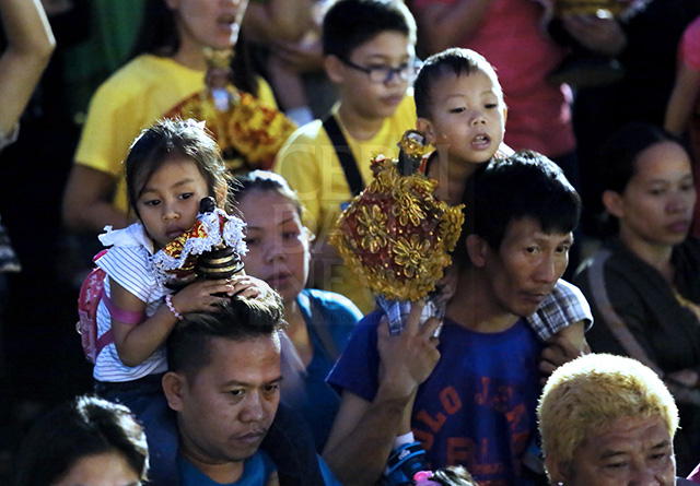 Scenes of families attending novena together at the Sto. Nino Basilica are examples of religious ties forming special bonds. These families wait for the arrival of the carroza of the Holy Child from a dawn procession for the first Novena mass of the Fiesta Senor. (CDN PHOTO/JUNJIE MENDOZA)