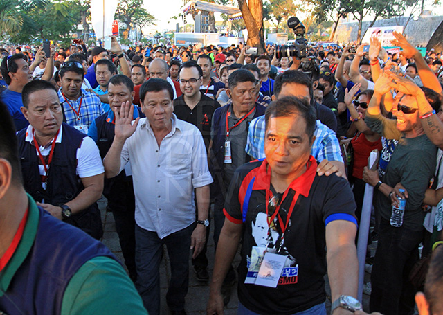 Davao City Mayor Rodrigo Duterte waves to supporters during his arrival at the Plaza Independecia for a town hall meeting. He was followed by running mate and Sen. Alan Peter Cayetano. (CDN PHOTO/LITO TECSON)