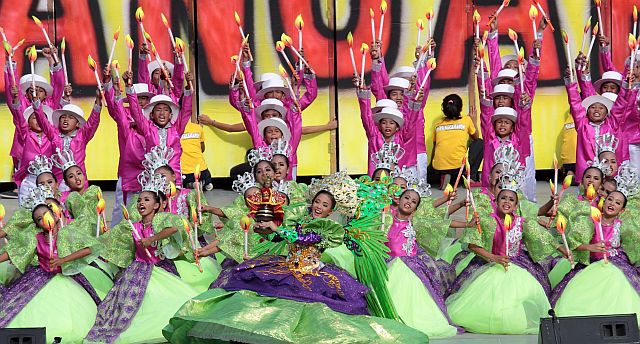 SINULOG SA KABATAAN SA LALAWIGAN/JAN. 9, 2016: Sinulog dancers of Naga City Central School won 2nd place in the elementary division of the Sinulog sa Kabataan Lalawigan 2016 in Cebu City Sports Center.(CDN PHOTO/JUNJIE MENDOZA)