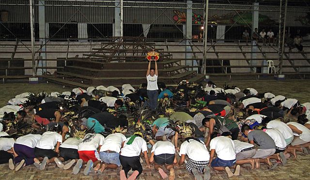 BASAKANON PRACTICE/JAN.09,2016:Tribu Basakanon tride its best to perform during their practice at Don Vicente Rama National High School gym.(CDN PHOTO/LITO TECSON)