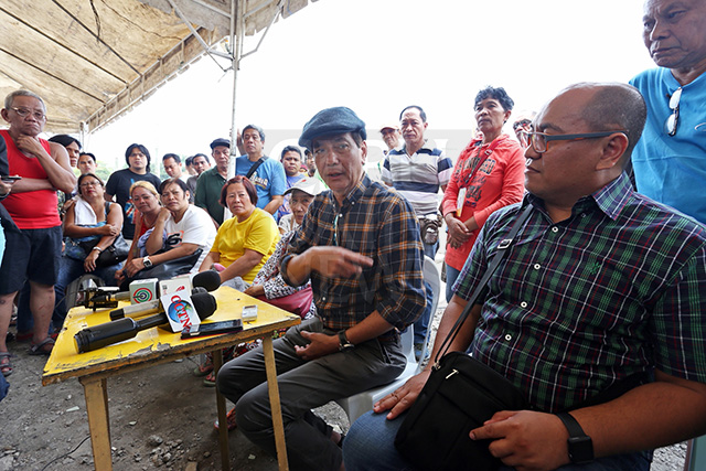 Cebu City Mayor Michael Rama points to Collin Rosell, head of the Division for the Welfare of Urban Poor, during a dialog with fire victims of sitio Avocado soon after the Dec. 26 fire. (CDN PHOTO/JUNJIE MENDOZA)