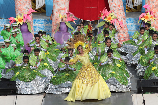 Dancers of the Looc Norte National High School of Asturias town adopt the International Eucharistic Congress (IEC) theme for their performance in the Sinulog sa Kabataan sa Lalawigan's secondary division. (CDN PHOTO/JUNJIE MENDOZA)