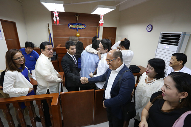 UP Cebu lawyers led by Francis Michael Abad (third from left) and Cebu City government's lawyers led by Carl Vincent Sasuman exchange pleasantries after the hearing in the sala of RTC Judge Ricky Jones (CDN PHOTO/JUNJIE MENDOZA)