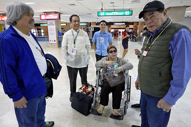 Paul Villarete, Mactan Cebu  International Airport general manager (2nd from left), shares a light moment with  members of the Association of Sto Niño de Cebu USA during their arrival at the airport. (CDN PHOTO/JUNJIE MENDOZA)