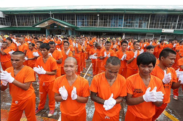 The famed dancing inmates of the Cebu Provincial Detention and Rehabilitation Center (CPDRC) don white gloves for their performance before His Eminence Charles Maung Cardinal Bo. (CDN PHOTO/JUNJIE MENDOZA)
