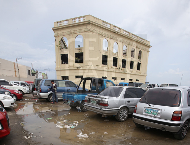 Street dwellers 'rescued' by local officials complain that their sleeping area in the Compania Maritima building is flooded. (CDN PHOTO/JUNJIE MENDOZA)