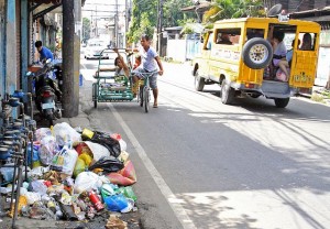 SILOYS WATCHING C PADILLA NEW YEAR GARBAGE/JAN.02,2016:Uncollected garbage along the street of C Padilla area were resident complain of foul odor.(CDN PHOTO/LITO TECSON)