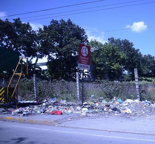 SILOY IS WATCHING/JAN. 10, 2016 Trash scattered on the sidewalk of Cebu South Coastal Road, Talisay. (CDN PHOTO/CHRISTIAN MANINGO)