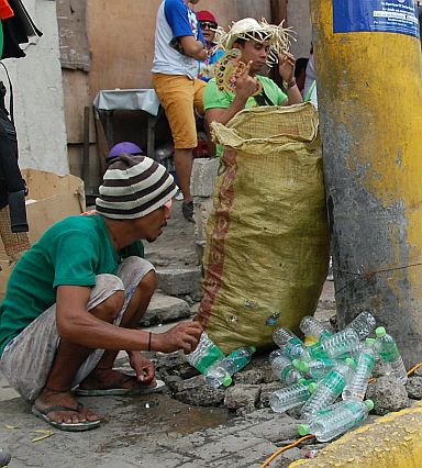 SILOY IS WATCHING/JAN. 17, 2016 While everybody is busy with the Sinulog Grand Parade, this man is collecting empty plastic water bottles along MJ. Cuenco Avenue.(CDN PHOTO/CHRISTIAN MANINGO)