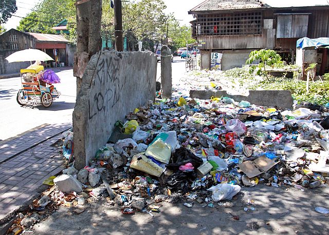 SILOYS WATCHING LABANGON GARBAGE/JAN.23,2016:A stock of uncollected garbage in Katipunan street Barangay Labangon when will be these garbage collected.(CDN PHOTO/LITO TECSON)