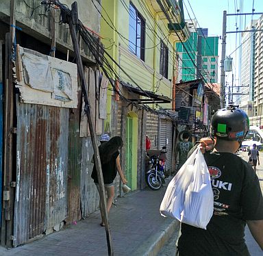 SILOY IS WATCHING/JAN 28, 2016 Dangling wires in the sidewalk of Archbishop Reyes Ave. going to Ayala Center. (CDN PHOTO/CHRISTIAN MANINGO)