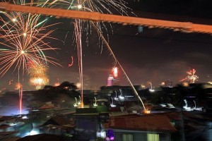 NEW YEARS EVE FIREWORKS/JAN.02,2016:Fireworks can be seen all over the Cebu City during the New Years eve.(CDN PHOTO/LITO TECSON)
