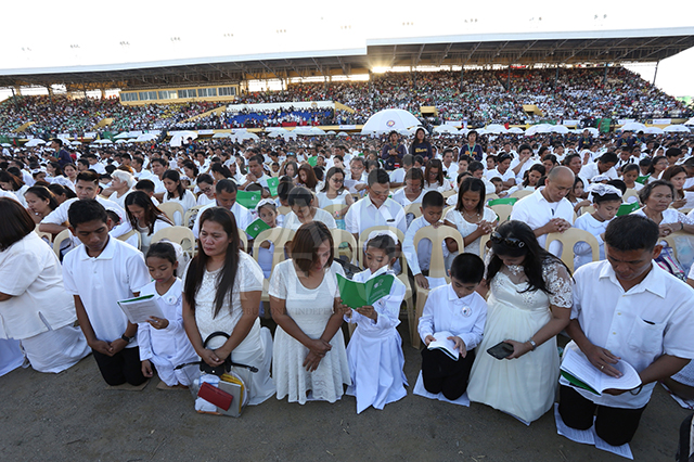 Cebu Archbishop Emeritus Cardinal Vidal, 84, (center) administers holy communion to a boy, one of 5,000 other first communicants who attended Mass at the Cebu City Sports Center with parents, guardians and delegates of the 51st International Eucharistic Congress. (CDN PHOTO/JUNJIE MENDOZA)