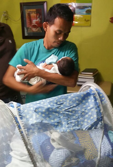 The missing baby Prince Nino is reunited with his father Jonathan Celadania in the police office of CIDG 7. He identified the infant and 26-year-old Melissa Alilin Londres as the woman who posed as a nurse and carried the baby out of the hospital. (CDN PHOTO/APPLE TA-AS)