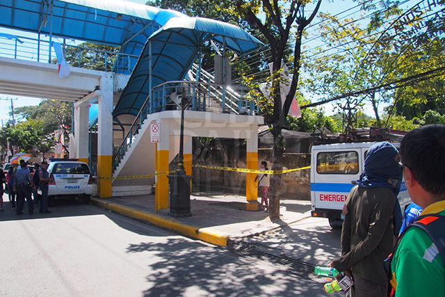 SEALED OFF. Police cordon the skywalk near the exit gate of Vicente Sotto Memorial Medical Center (VSMMC) on Osmena Boulevard, Cebu City, where a man fell after being jolted by a live wire of the Visayan Electric Co. (CDN PHOTO/CHRISTIAN MANINGO)