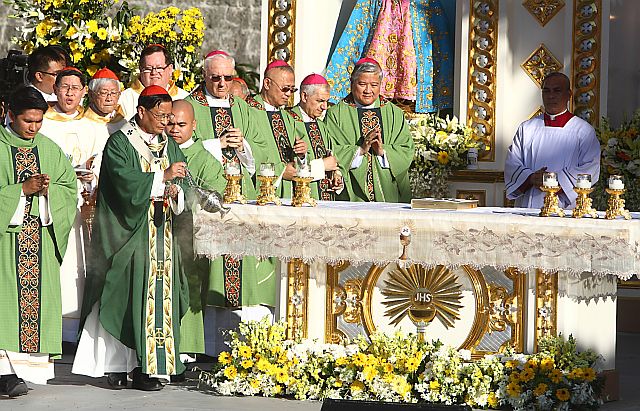IEC OPENING/JAN 24,2016: His Eminence Charles Maung Cardinal Bo officiates the opening mass of the International Eucharistic Conference mass at Plaza Independencia in Cebu City. (CDN PHOTO/TONEE DESPOJO)