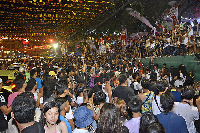 AFTER PARTY. The night was long and hard for those who joined the post-Sinulog street parties, especially teenagers who let it all hang out in Mango Avenue. (CDN PHOTO/CHRISTIAN MANINGO)
