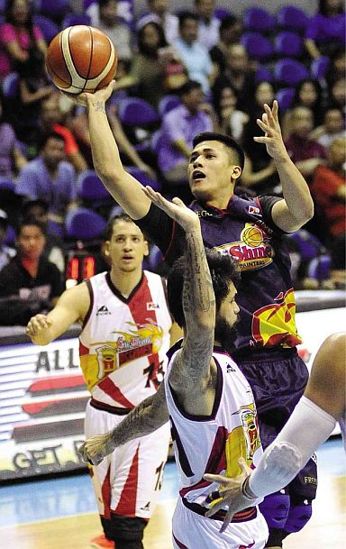 Jericho Cruz of Rain or Shine shoots over San Miguel Beer’s Ronald Tubid in Game 6 of their 41st PBA Philippine Cup best-of-seven semifinal series last night at the Aeraneta Coliseum. (INQUIRER PHOTO)