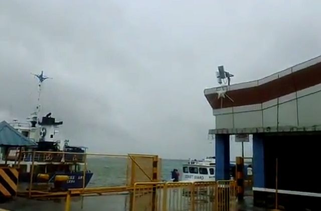 The skies look gloomy at the port of Cebu at 12 noon Tuesday. The Philippine Coast Guard warns that wave height could reach between 3.5 to 4.5 meters. (CDN PHOTO/MICHELLE JOY L. PADAYHAG)