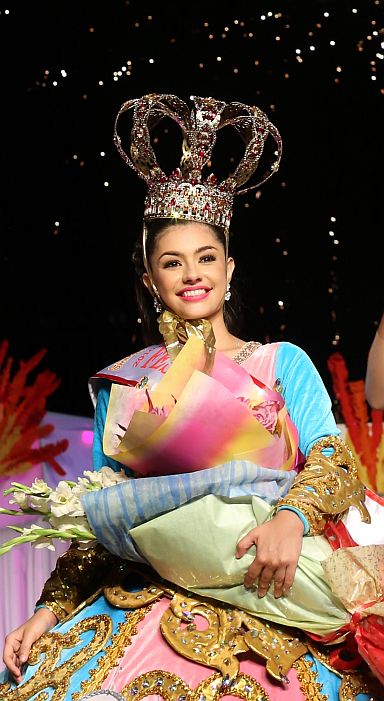   Cynthia Thomalla,  lead dancer of Tribu Himag-Ulan from Placer, Masbate province  is crowned 2016 Festival Queen of the Sinulog. (CDN PHOTO/JUNJIE MENDOZA)