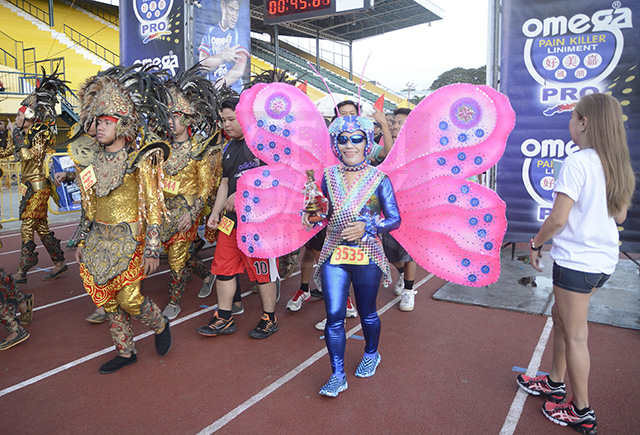 Runners wearing different costumes highlight the 2016 Sinulog Fun Run at the Cebu City Sports Complex. (CDN PHOTO/CHRISTIAN MANINGO)
