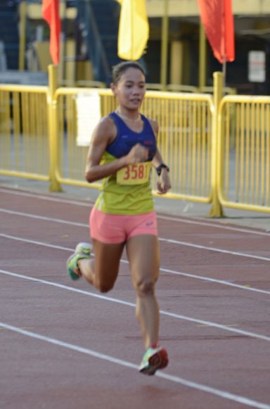 Mary Joy Tabal cruises towards the finish line at the Cebu City Sports Complex. (CDN PHOTO/CHRISTIAN MANINGO)