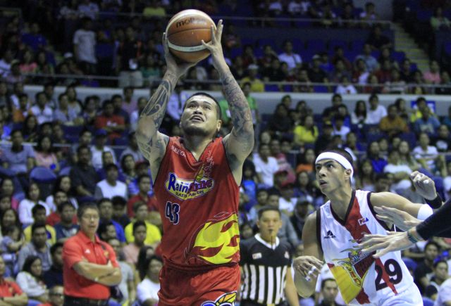 Cebuano big man JR Quinahan of Rain or Shine eludes the defense of San Miguel Beermen's Arwind Santos for two of his 12 points in the Elasto Painters' 105-97 win over the Beermen last night in Game 2 of their best-of-seven semifinal series.