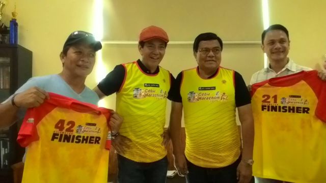 Organizers Joel Garganera (left most) and John Pages (right most) show off the singlet for the Cebu City Marathon 2016. With them are suspended mayor Michael Rama and Cebu City acting mayor Edgardo Labella. (CDN PHOTO/GLENDALE G. ROSAL)