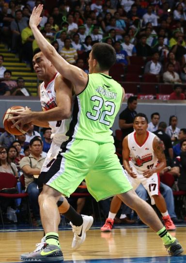 Vic Manuel of Alaska powers his way against the defense of GlobalPort's Keith Jensen. (INQUIRER PHOTO)