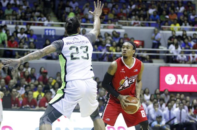 Alaska's Calvin Abueva sizes up the defense of GlobalPort's Jay Washington in Game 4 of their best-of-seven 41st PBA Philippine Cup semifinal series last night at the Araneta Coliseum. (PBA IMAGES)