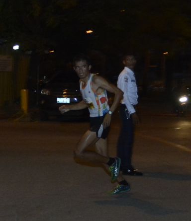 Noel Tillor checks the competition as he nears the finish line. (CDN PHOTO/CHRISTIAN MANINGO)