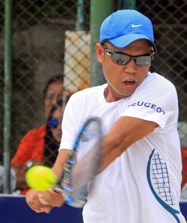 Johnny Arcilla returns the shot against Jaime Catteo in the Peugeot Tennis Open at the Cebu County Club. (CDN PHOTO/LITO TECSON)