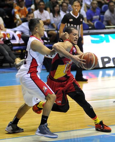 Marcio Lassiter of San Miguel tests the defense of Alaska's Jayvee Casio in Game 1 of the PBA Philippine Cup Finals last Sunday. (INQUIRER PHOTO) 