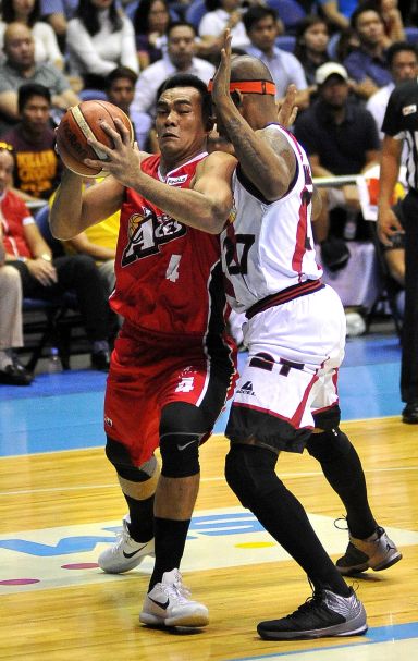 Vic Manuel of Alaska goes head-to-head with former teammate Gabby Espinas, who now plays for San Miguel, in Game 2 of the PBA Finals. (INQUIRER PHOTO) 